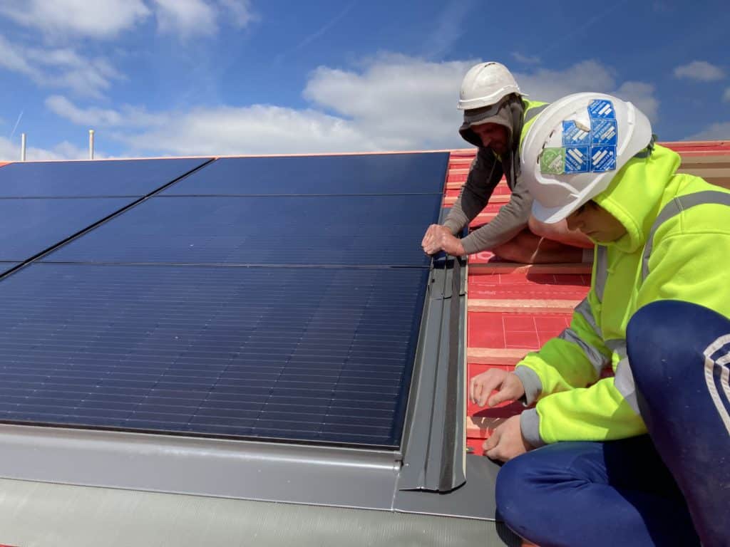 Tecnici alle prese con l'installazione di un impianto solare termico
